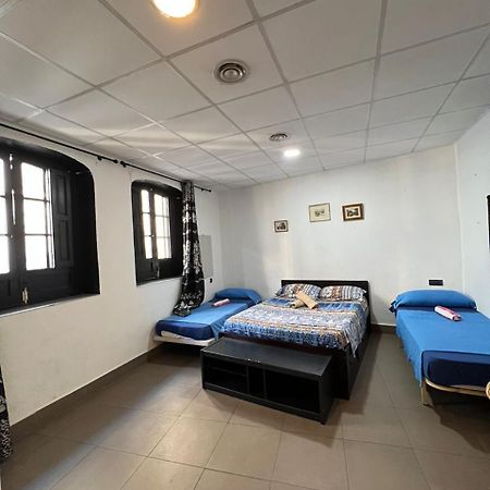 Hostal Milan Аліканте Екстер'єр фото A room at the hostel