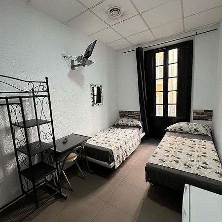 Hostal Milan Аліканте Екстер'єр фото A typical hostel room in Spain