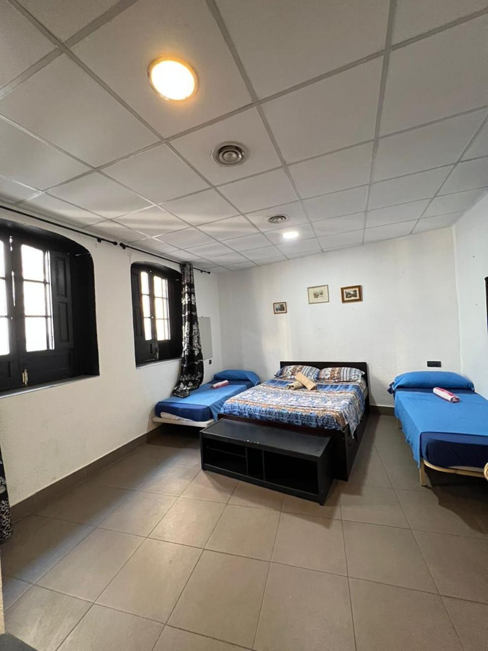 Hostal Milan Аліканте Екстер'єр фото A room at the hostel