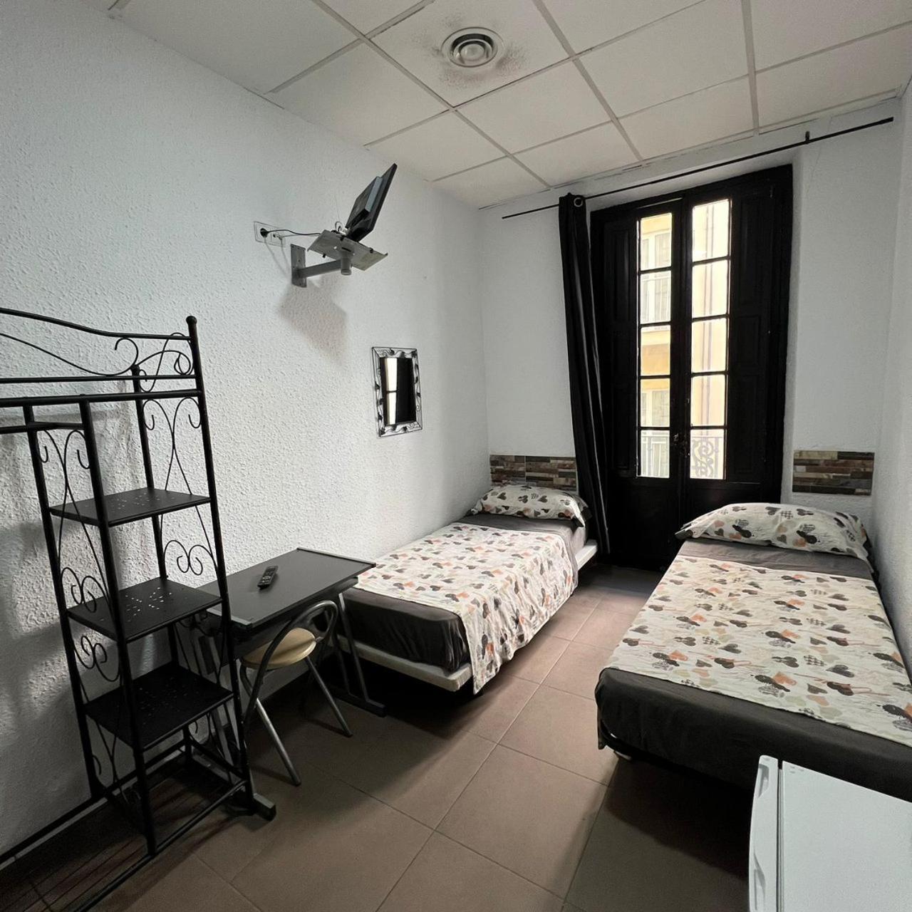 Hostal Milan Аліканте Екстер'єр фото A typical hostel room in Spain