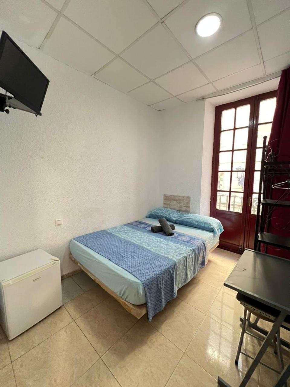 Hostal Milan Аліканте Екстер'єр фото A room at the hostel