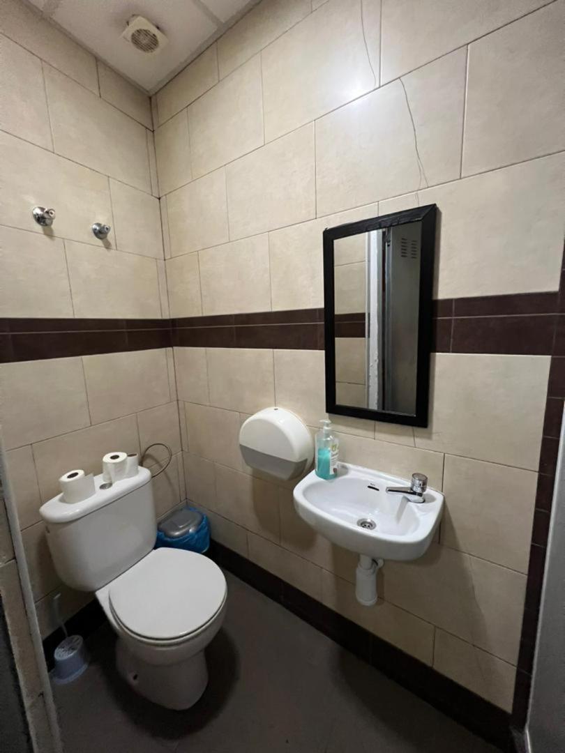 Hostal Milan Аліканте Екстер'єр фото Bathroom in a hotel