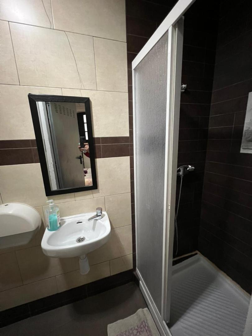Hostal Milan Аліканте Екстер'єр фото Bathroom in a hotel