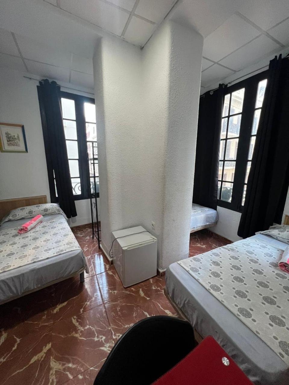 Hostal Milan Аліканте Екстер'єр фото A typical room at a hostal in Spain