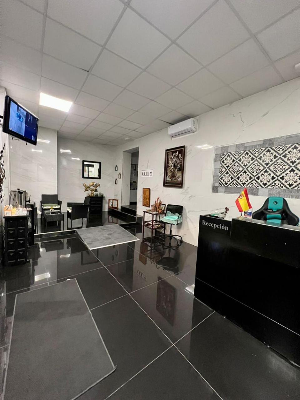 Hostal Milan Аліканте Екстер'єр фото Reception area of the Embassy of Spain in Tirana
