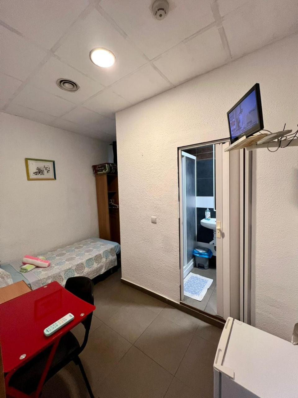 Hostal Milan Аліканте Екстер'єр фото A room in a capsule hotel in Tokyo