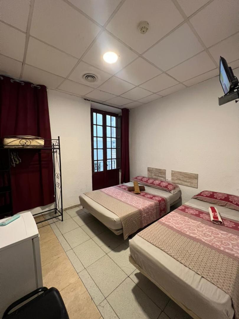 Hostal Milan Аліканте Екстер'єр фото A room at the hotel