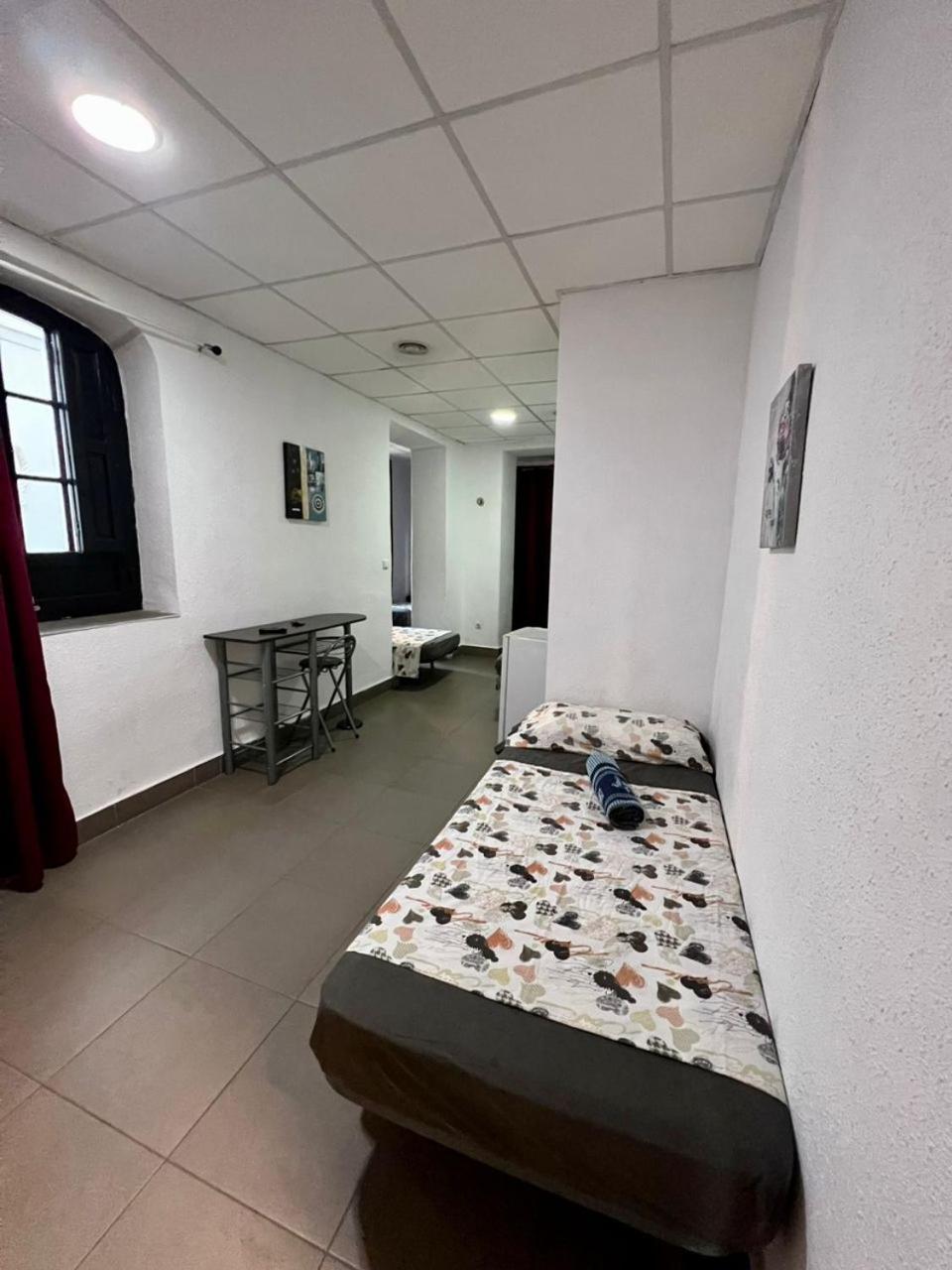 Hostal Milan Аліканте Екстер'єр фото Hostel in Madrid, Spain