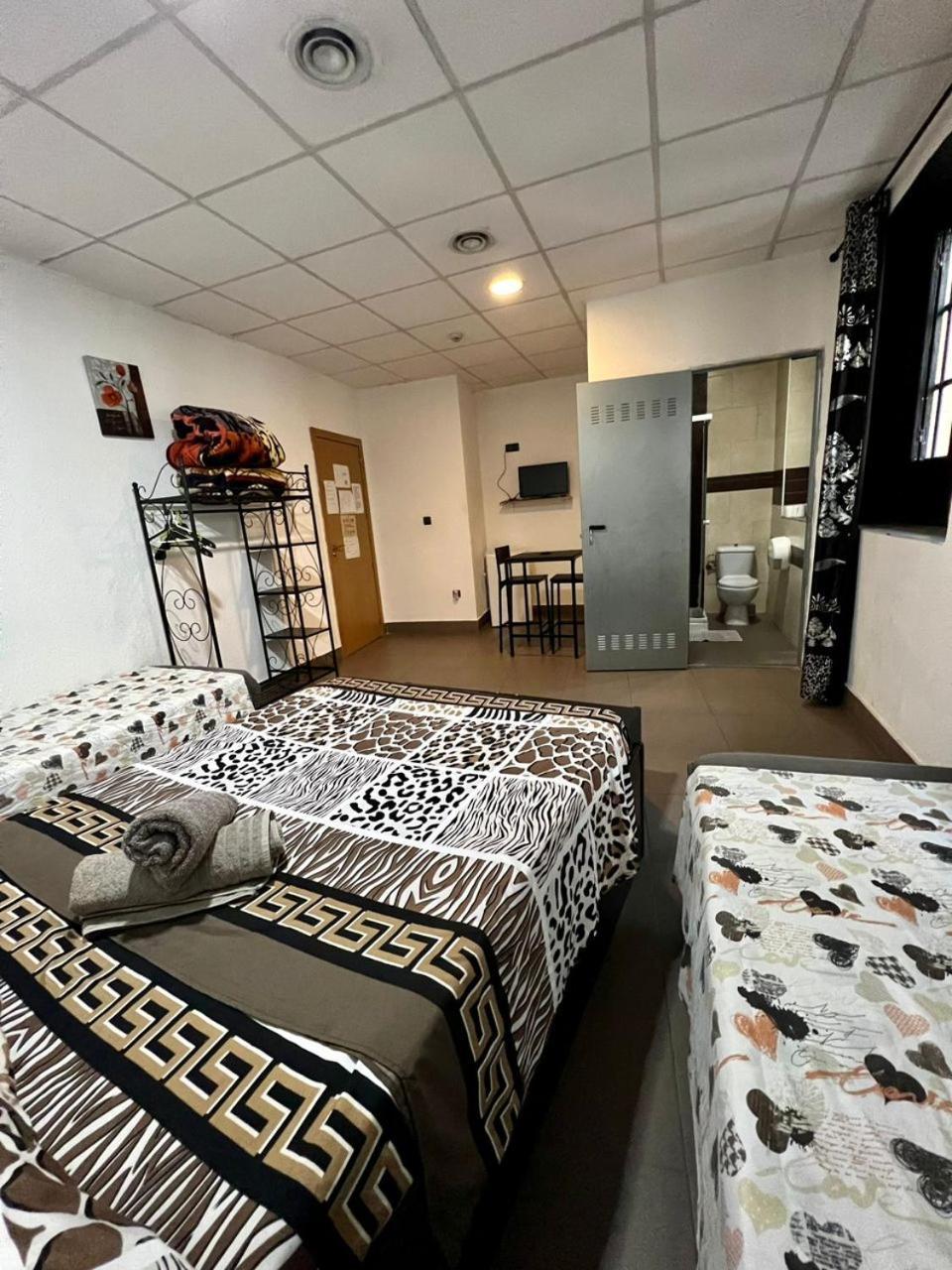Hostal Milan Аліканте Екстер'єр фото A typical bedroom in the new residence halls