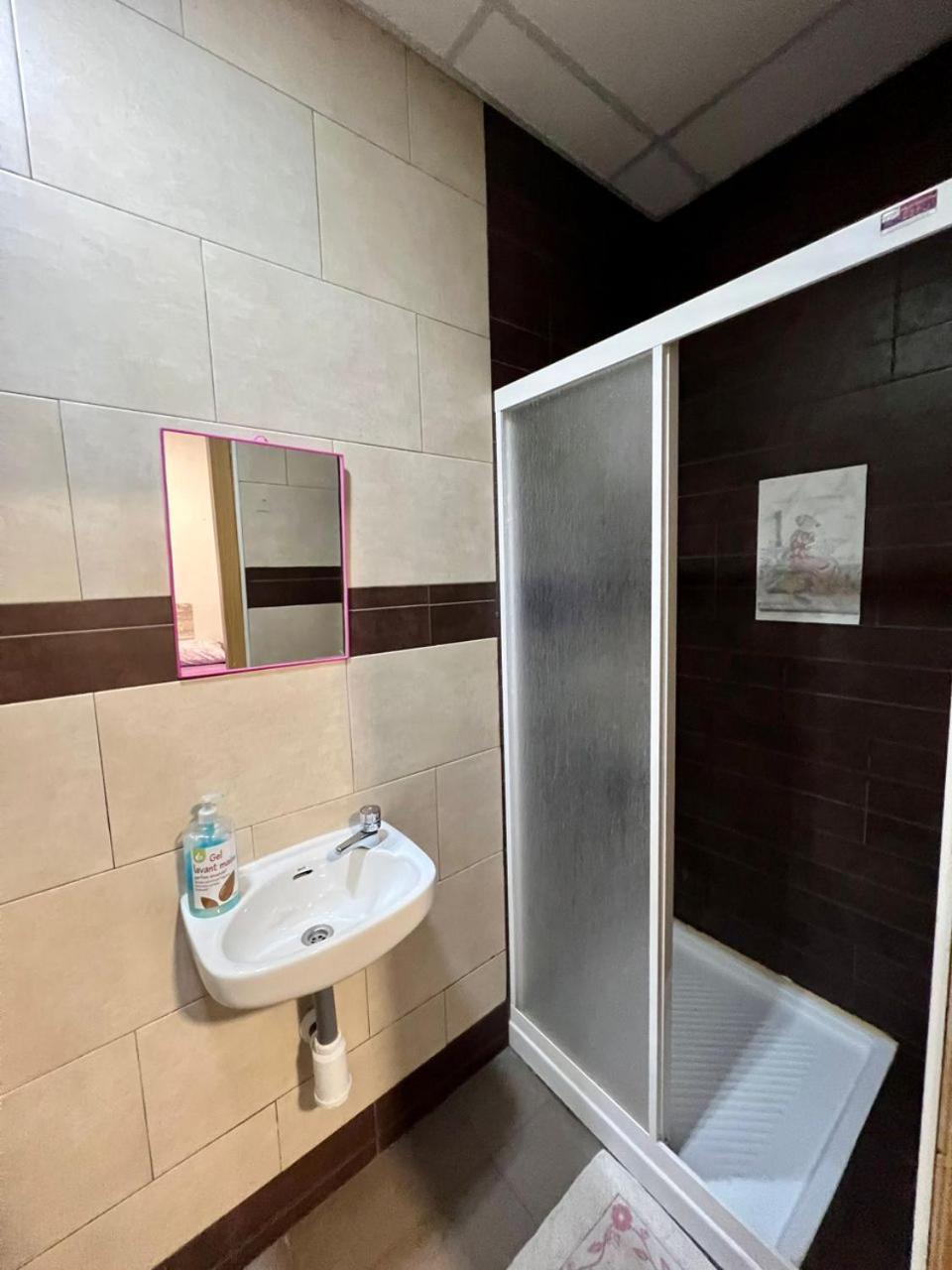 Hostal Milan Аліканте Екстер'єр фото A shower cubicle