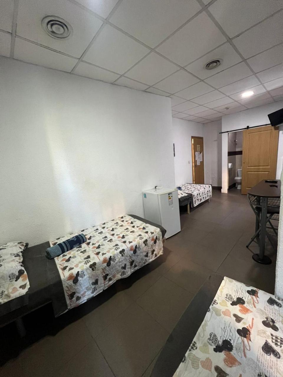 Hostal Milan Аліканте Екстер'єр фото A room at the shelter