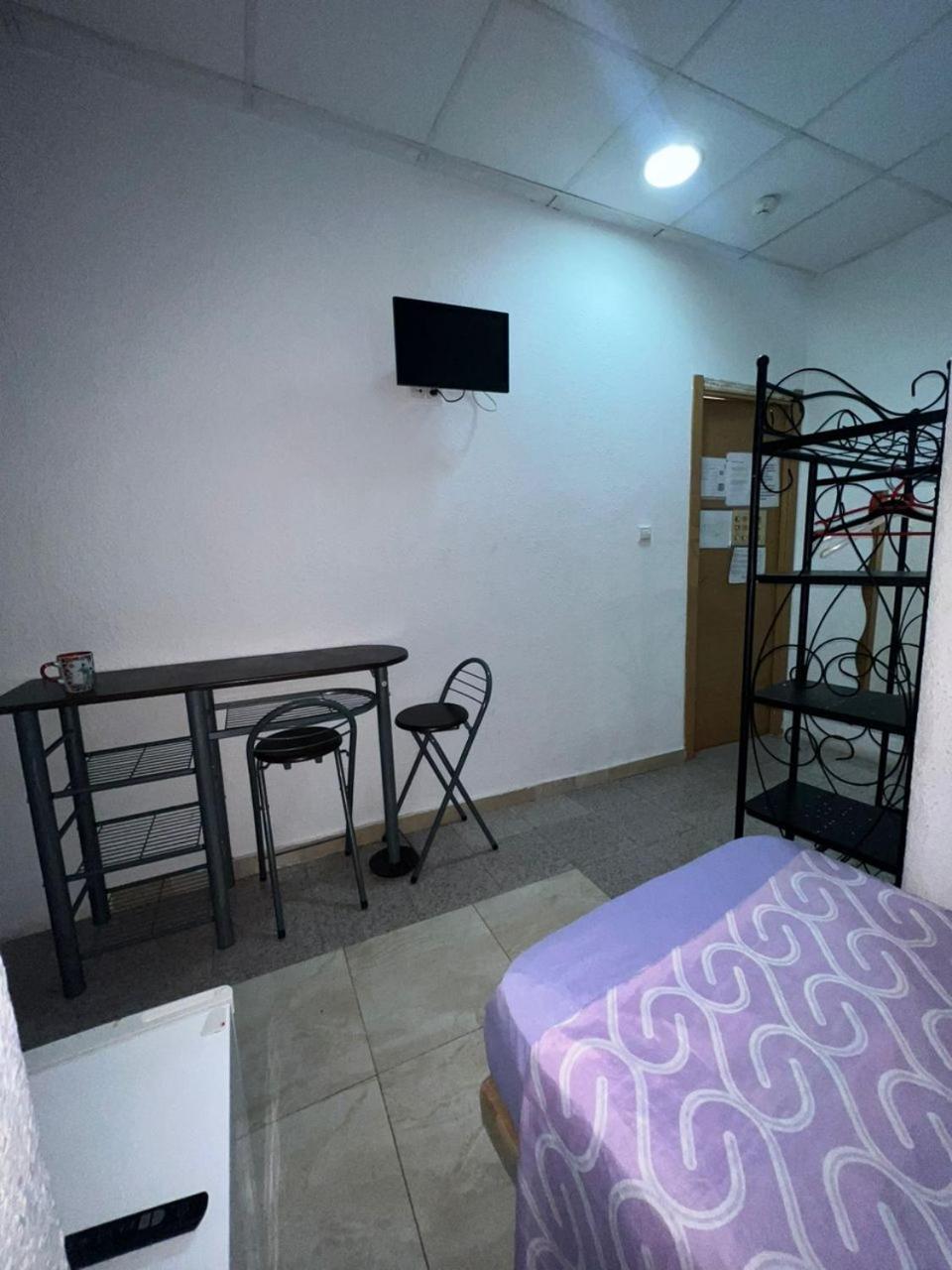 Hostal Milan Аліканте Екстер'єр фото A room at the hostel
