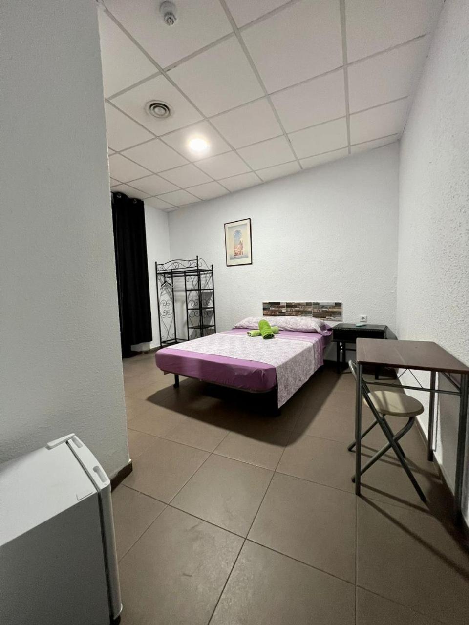 Hostal Milan Аліканте Екстер'єр фото A room in a youth hostel