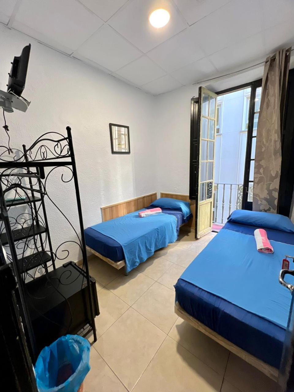 Hostal Milan Аліканте Екстер'єр фото A typical room at the hostel