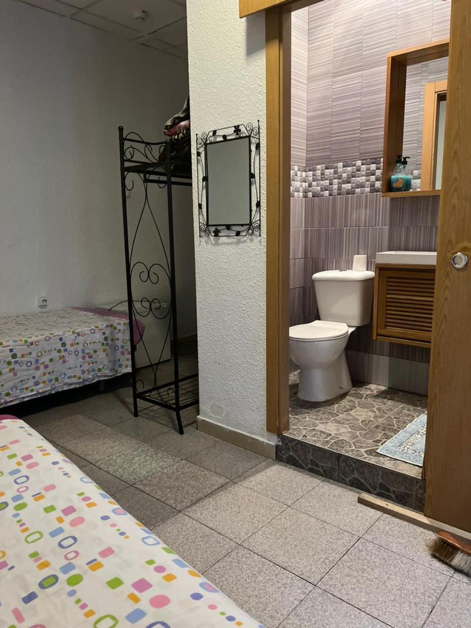 Hostal Milan Аліканте Екстер'єр фото A bathroom in a hostel